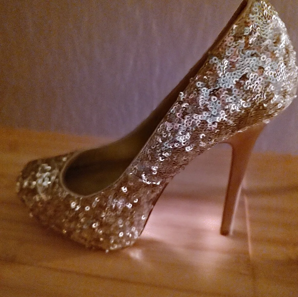 Steve Madden Gold Sequin platform heels - Picture 15 of 16